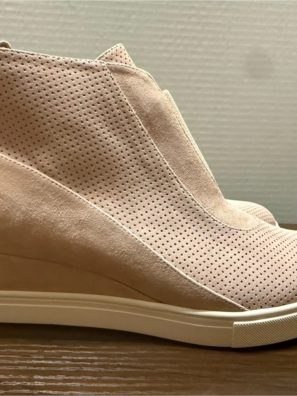 NIB! 💝Linea Paolo Beautiful Blush Pink Perforated Suede Booties Size 6.5
